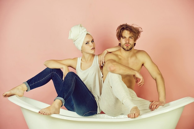 Homme et femme sur la baignoire, couple amoureux