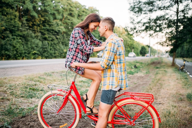 Homme femme, baisers, sur, vélo rétro