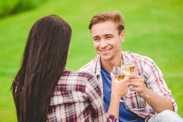 L'homme et la femme boivent un alcool sur la nature