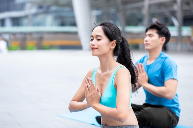 Homme et femme en bonne santé exercice de yoga cours de yoga santé exercice de sport sur tapis de yoga fitness