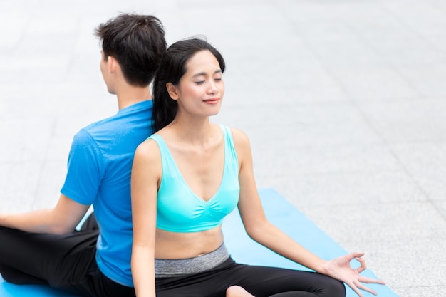 Homme et femme en bonne santé exercice de yoga cours de yoga santé exercice de sport sur tapis de yoga fitness