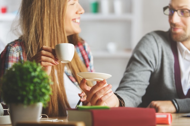 Homme et femme buvant du café