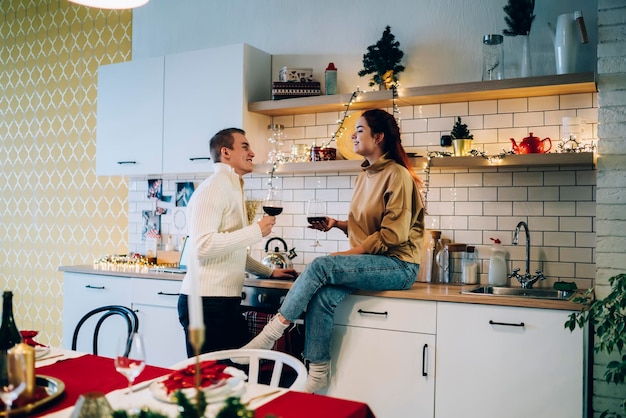 Photo homme et femme buvant du vin pendant les vacances de noël