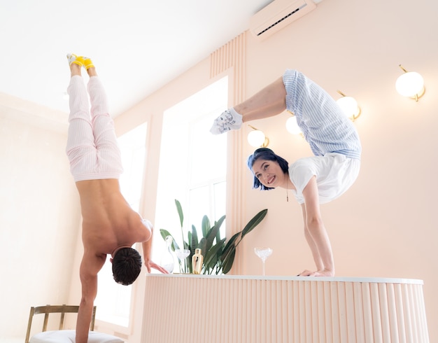 Homme et femme buvant et faisant une fête romantique pour deux à la maison concept de relation et ha ...