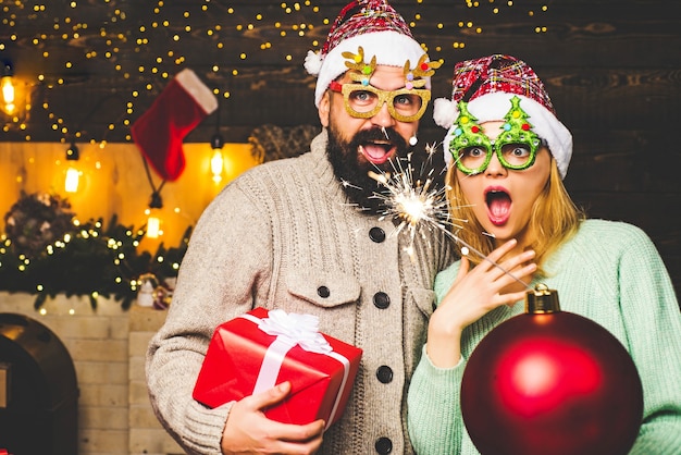 Homme et femme avec cadeau de Noël