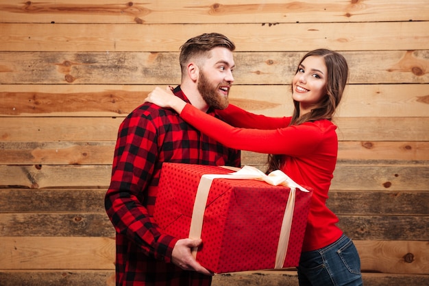 Homme et femme avec cadeau