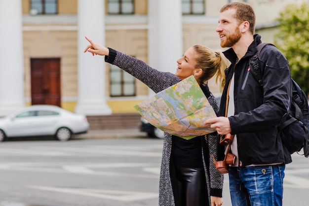 Homme et femme avec carte sur la rue