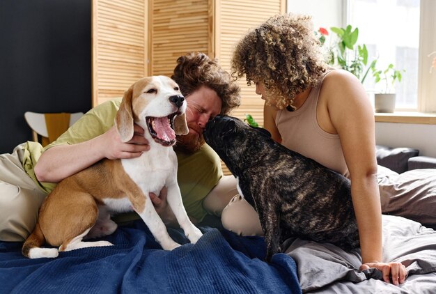 Homme et femme avec chien de compagnie dans la chambre