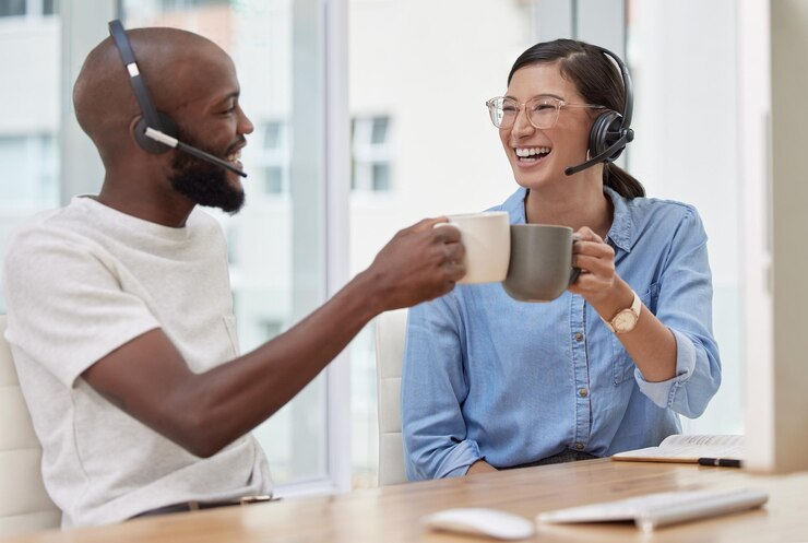Photo homme et femme collègues du centre d'appels avec des applaudissements café et célébration au bureau au bureau service clientèle contactez-nous et agents crm sur le lieu de travail travail d'équipe et aide ou soutien pour les employés heureux