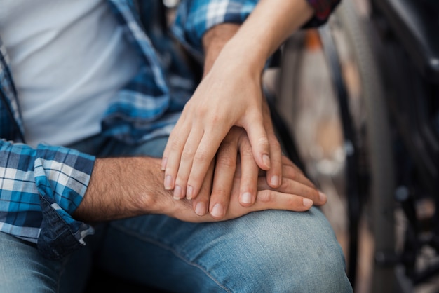 Homme Et Femme Sur Un Concept D'amour En Fauteuil Roulant