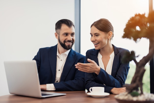 Un homme et une femme en costume d&#39;affaires strict