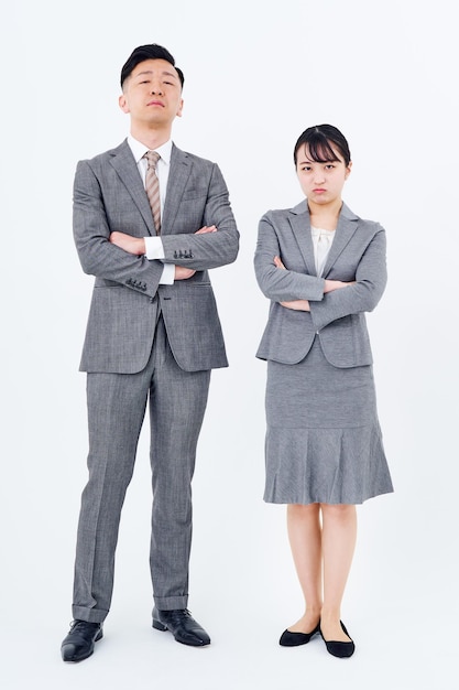Homme et femme en costume avec des expressions stressées