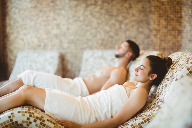 Homme et femme couchés ensemble