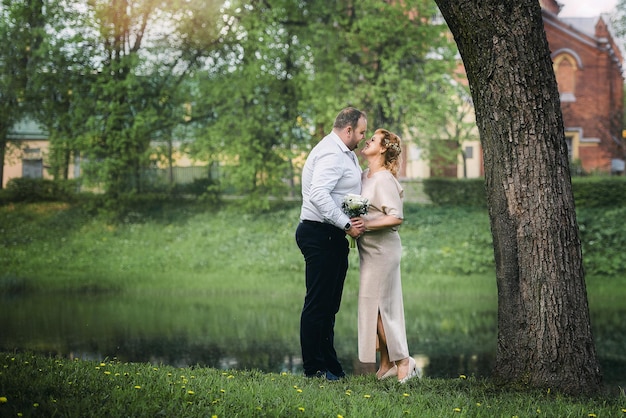 Un homme et une femme couple dans le parc