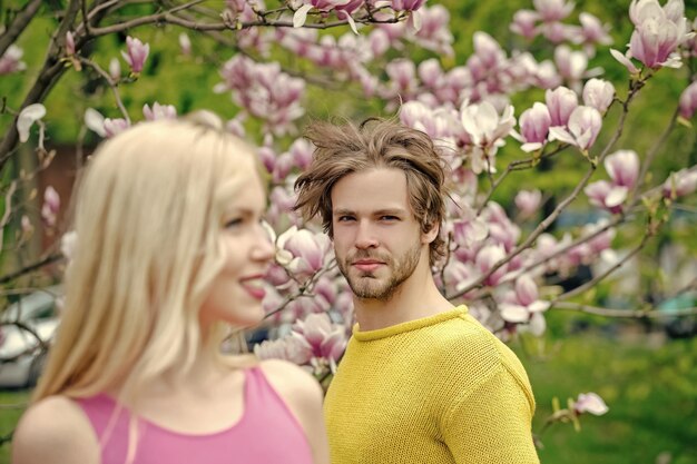 Homme et femme en couple springmagnolia amoureux au printemps fleur fleur