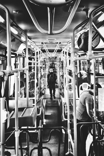 Photo un homme et une femme dans un bus.