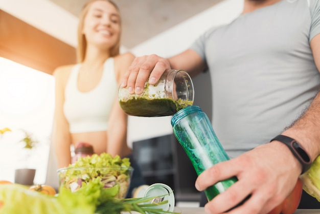 Un homme et une femme dans la cuisine le matin.