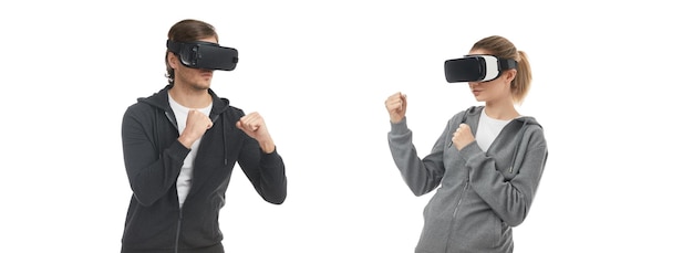 Homme et femme dans des lunettes vr combattant dans le cyberespace