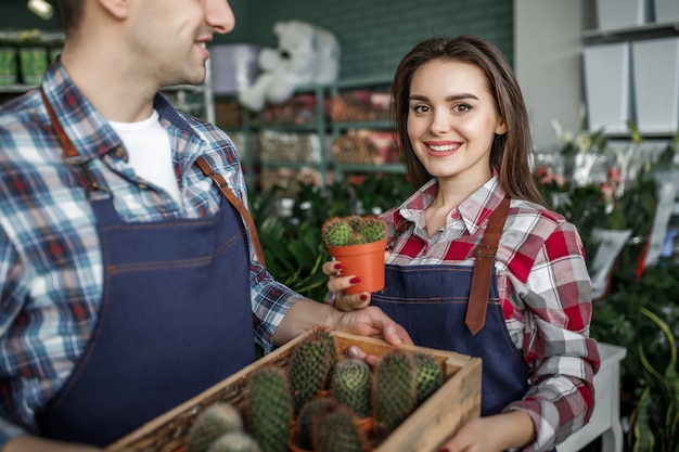 Homme et femme dans un magasin de fleurs