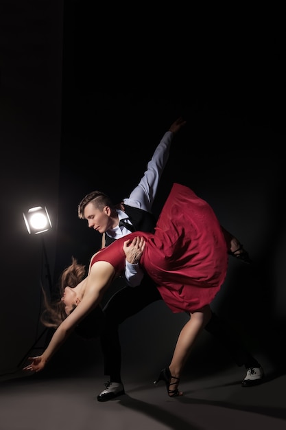 Homme et femme dans le tango de danse le plus romantique