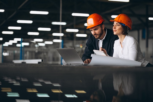 Homme et femme dans une usine