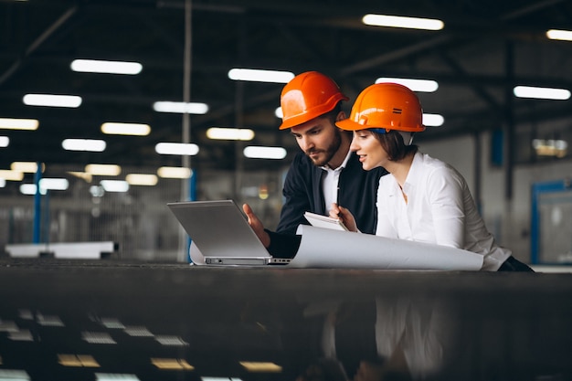 Homme et femme dans une usine