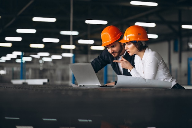 Homme et femme dans une usine