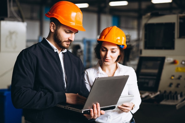 Homme et femme dans une usine