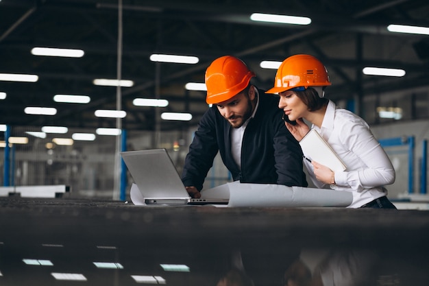 Homme et femme dans une usine