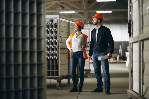 Photo homme et femme dans une usine