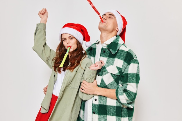 Homme et femme dans les vêtements du Nouvel An39s Santa hat vacances fun émotions Amitié fond gris