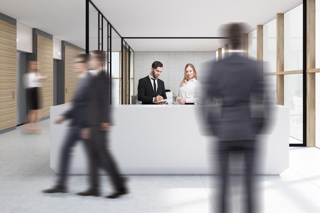 Homme et femme debout à un bureau de réception blanc debout dans un bureau avec des murs en verre. Il y a des bureaux avec des ordinateurs en arrière-plan. Les gens passent. rendu 3d. Maquette.