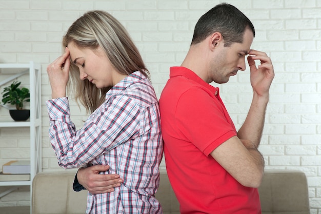 Homme et femme debout dos à dos après une querelle. Concept d'isolement