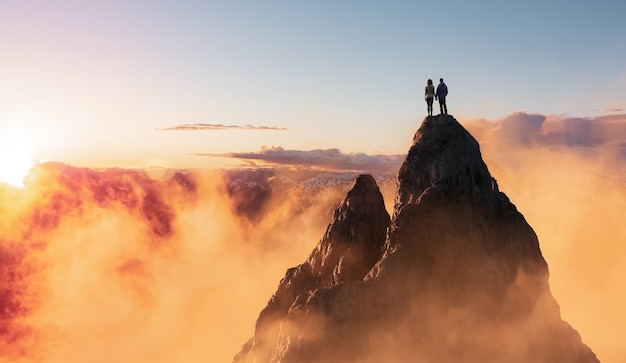 Homme et femme debout ensemble profitant de la vue sur le paysage