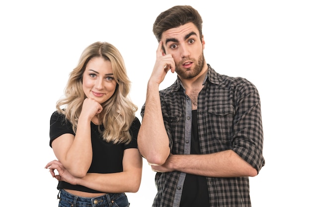 L'homme et une femme debout sur le fond blanc