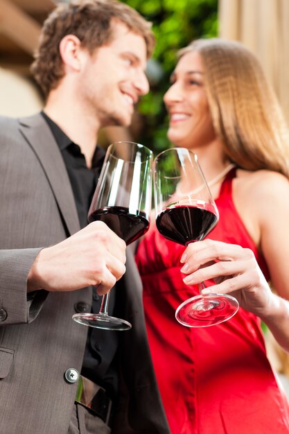 Photo homme et femme, dégustation de vin au restaurant