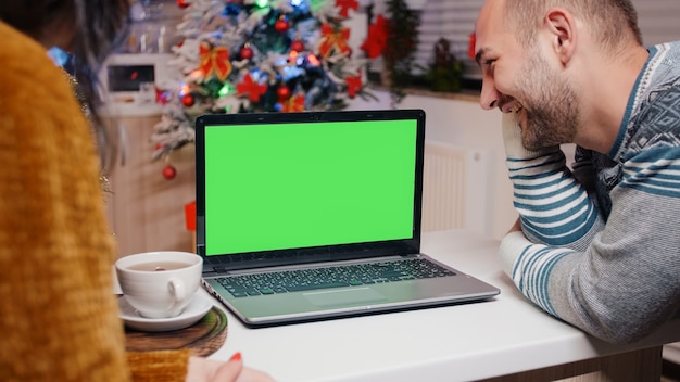 Homme Et Femme Avec écran Vert Horizontal La Veille De Noël