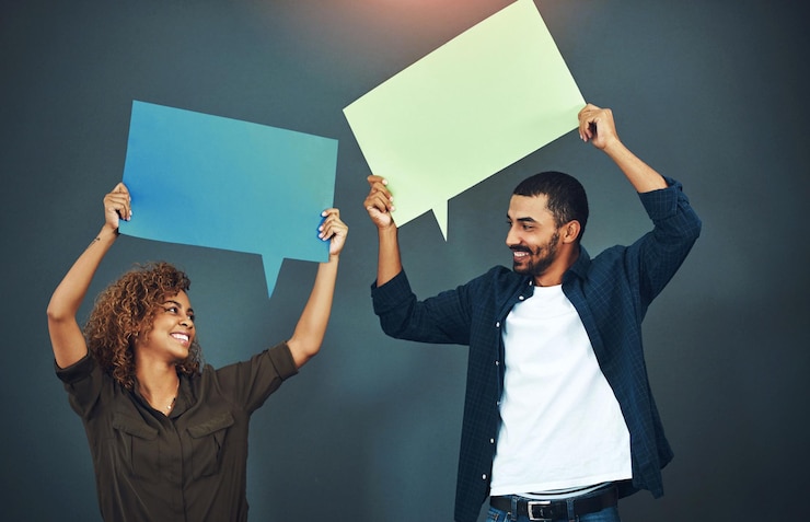 Photo homme et femme ensemble avec bulle de parole pour l'examen de l'opinion ou le commentaire sur les médias sociaux amis boîte de texte et signe pour le vote vocal ou deviner en studio avec sourire mode décontracté et fond sombre
