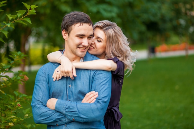 Homme femme, étreindre, dans parc