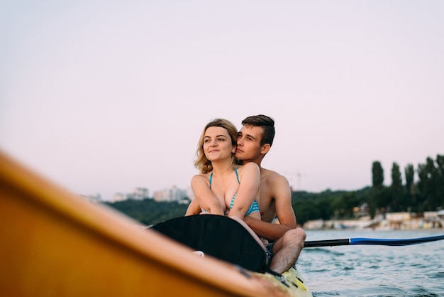 homme et femme explorant l'océan dans un kayak