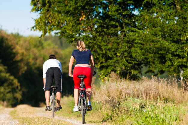 Homme et femme faisant du vélo