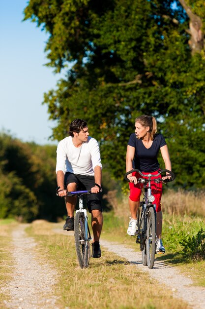 Homme et femme faisant du vélo