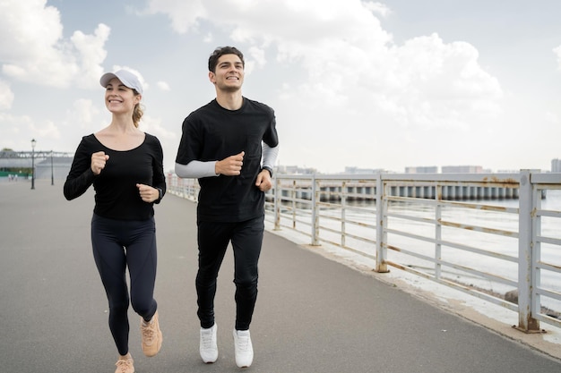 Homme et femme faisant de l'exercice physique en cours d'exécution dans la ville