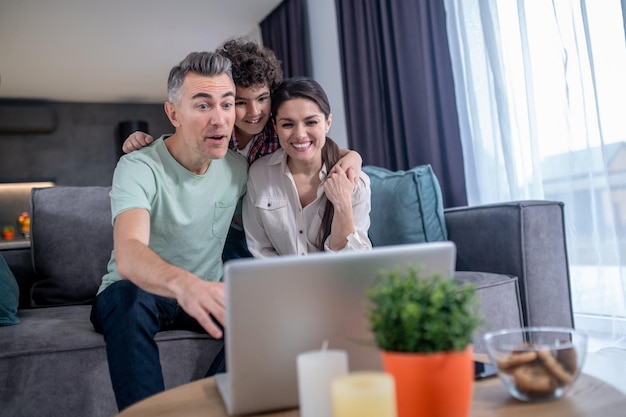 Homme femme avec fils parlant en appel vidéo