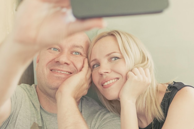 L'homme et la femme font le selfie