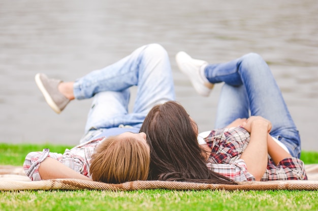 L'homme et la femme gisaient près d'un lac