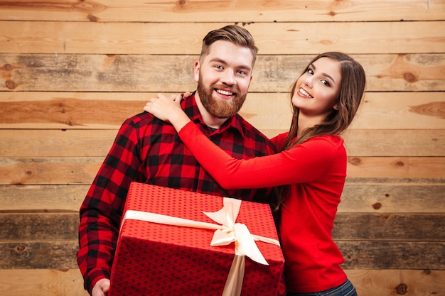 Homme et femme avec grand cadeau