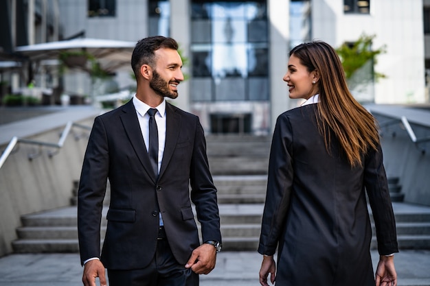 L'homme et la femme heureux marchant dans le centre d'affaires