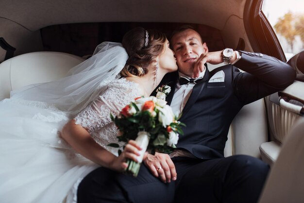 Un homme et une femme heureux, souriants, se réjouissant le jour du mariage.