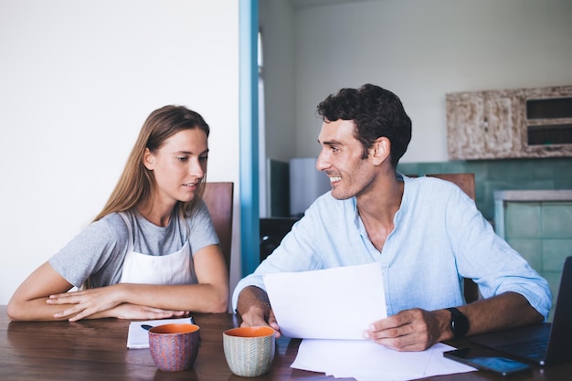 Homme et femme lisant un document papier